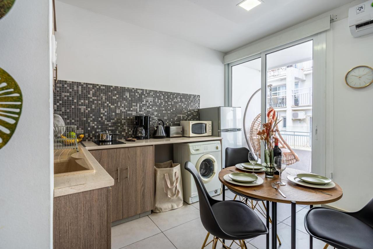 Beach Daze 1-Br Apt By Finikoudes Beach Larnaca Extérieur photo