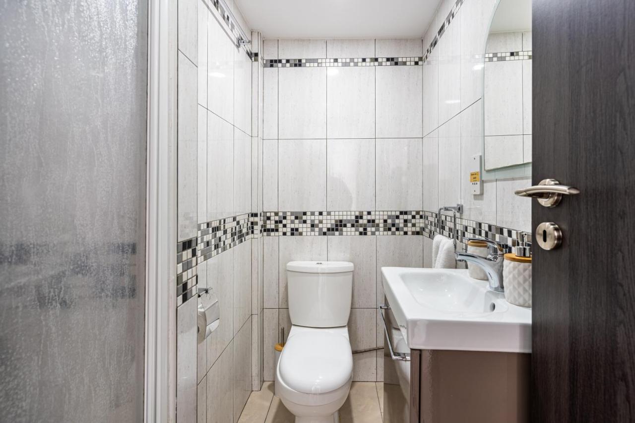 Beach Daze 1-Br Apt By Finikoudes Beach Larnaca Extérieur photo